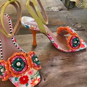 Sz 6.5 Betsy Johnson Ainsley style Floral macrame party Heels 3.75” heel